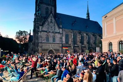 Fußball-Fans bei Sonnenuntergang am Zwickauer Dom: So sah es am Freitagabend beim Public Viewing aus.