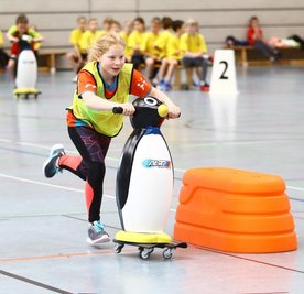 Valeria aus der Grundschule Sehmatal in Neudorf beim Pinguinpaarlaufen. Ihre Schule scheiterte knapp am Weiterkommen. 