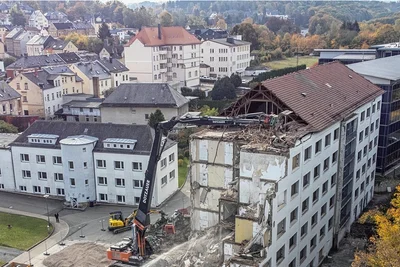 Bis Mitte November soll das Wohnheim voll abgerissen sein. Von 1964 bis zur Wende war das Internat gut von Studenten bewohnt.