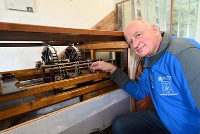 Stefan Thiem, Mitglied der AG Pochwerkrad des Turmhofschachtes, zeigt ein Funktionsmodell von einer der ältesten Bergbauanlagen der Silberstadt Freiberg.