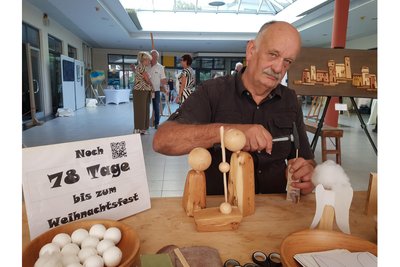Bei Reinhard Glatz entstehen aus Birke und Eiche kleine Holzengel.