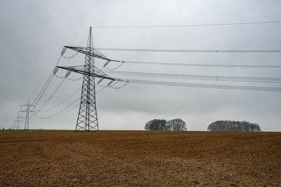 Noch ist es ruhig auf den Feldern zwischen Reichenbach und Grünlichtenberg. Zwischen Strommast und Baumgruppe soll das Windrad mit 261 Metern Gesamthöhe entstehen. Jedoch hat der Gemeinderat den Aufstellungsbeschluss abgelehnt.