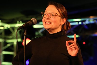 Beim Poetry Slam steht nicht nur der Text, sondern auch die Performance im Fokus. 2022 begeisterte Madeleine Tost das Publikum in der Alten Brauerei.