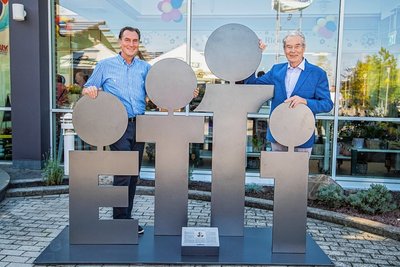 Eine Skulptur zu Ehren von Paletti-Park-Gründer Christoph Haubold (rechts). Sohn Jens Haubold (links) führt heute die Geschäfte. 