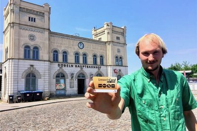 Hendrik (27), hier am Hauptbahnhof in Döbeln, kann ab Juli mit dem IC von Döbeln bis Chemnitz und Riesa fahren und das Deutschlandticket als Fahrausweis nutzen. "Das ist super", so Hendrik. Er befürchte, dass das Ticket teurer wird. 