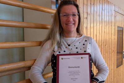 Bianca Clauß mit der Urkunde vom Freistaat Sachsen für ihr Ehrenamt im Sportverein Schönerstadt.
