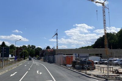 Noch regieren an der B 94 in Lengenfeld die Kräne - der Eröffnungstag des Marktes steht schon fest. Für den Betreiber mit Verkehr zwischen Reichenbach, Rodewisch und Zwickau ein idealer Standort.