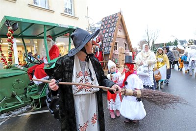 Im Weihnachtsumzug durch Frauenstein gab es Hexen, Engelchen, Schnee- und Weihnachtsmänner zu sehen.