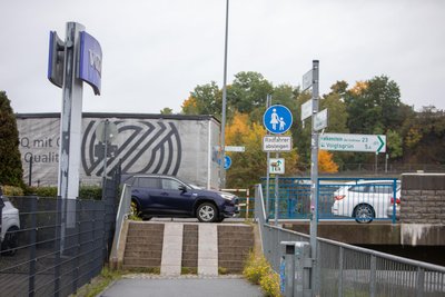 Der Elsterradweg wird durch eine Treppe und eine sogenannte Schiebehilfe unterbrochen.