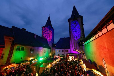 Prächtig illuminiert war das Schloss zur Rochlitzer Schlossweihnacht im vorigen Jahr.