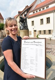 Diana Mader-Schumann, hier mit einer Liste der Inhaber und Bewohner des Hauses Untergasse 4, freut sich mit ihrem Mann Janek über den Sanierungspreis.