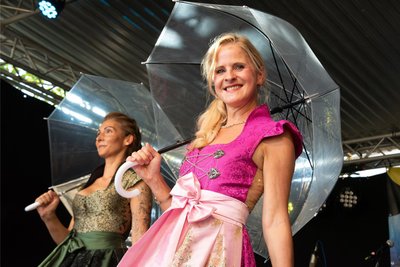 Eine Auswahl an Dirndl-Kleidern, die von der Plauenerin Stefanie Meinel hergestellt werden, waren bei einer Modenschau beim Spitzenfest Spezial auf der Bühne am Malzhaus ein Hingucker.