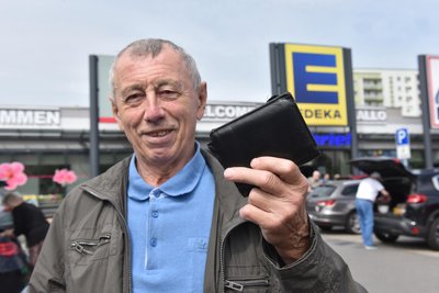 Rolf Pürschel ist erleichtert: Ein ehrlicher Finder hat seine Geldbörse samt Dokumenten im Edeka-Markt abgegeben.