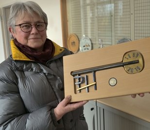 Ortsvorsteherin Christine Radke hat ebenfalls ihren Sitz im Haus. Der historische Schlüssel erinnert an die Einweihung des Dorf- und Gemeinschaftszentrums 2019.