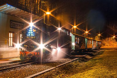 Für einen etwas weiteren Ausflug: Die Weißeritztalbahn führt Besucher am Wochenende von einem Weihnachtsmarkt zum nächsten im Osterzgebirge.
