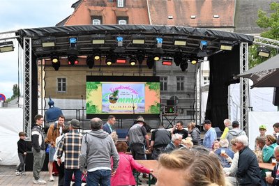 Die Bühne zum Stadtfest in Frankenberg. Hier läuft am Abend Fußball.