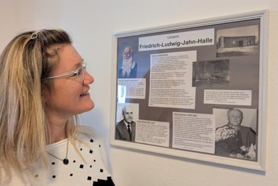 Bianca Clauß freut sich, dass sie Teil des Vereins ist, dessen lange Tradition in einer Schautafel zusammengestellt ist.