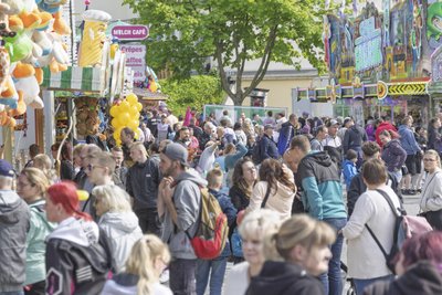 Zwischen Imbissständen und Fahrgeschäften herrscht dichtes Gedränge.