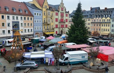 Wie vor einem Jahr wird der Wochenmarkt wieder weihnachtlich gestaltet - mit Musik, Baum, Pyramide und zusätzlichen Buden. 