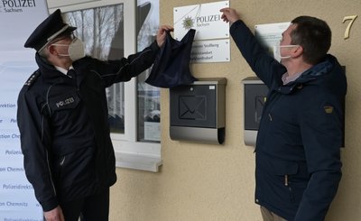 Der offizielle Akt: André Regner, Leiter des Stollberger Polizeireviers, und Bürgermeister Jörg Spiller enthüllen die Tafel am Pestalozzihaus, die auf den neuen Polizeistandort hinweist. 
