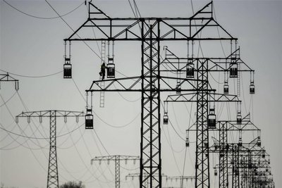 Stromleitungen wie diese 110-kV-Leitung bei Rostock-Güstrow sollen auch zwischen Chemnitz und Mittelsachsen errichtet werden. Der Bau ist nötig, um etwa den Strom von Windkraftanlagen ins Netz einspeisen zu können. Foto: Imago/Fotoagentur Nordlicht