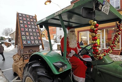 Erstmals in diesem Jahr dabei: das Hexenhäuschen nebst Weihnachtsmann als Trekkerfahrer.