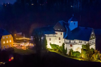 Schloss Rauenstein mit weihnachtlicher Beleuchtung.
