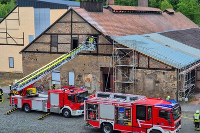 Zum Dachstuhlbrand in Muldenhütten rückten am Dienstag 57 Feuerwehrleute mit zehn Fahrzeugen aus.