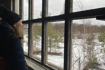 Noch gar nicht so lange her. Projektentwicklerin Ines Fontao Anfang 2024 im Lost Place der Kunststeinwerk-Industriebrache. Die Ruine hat längst dem Edeka-Neubau Platz gemacht.
