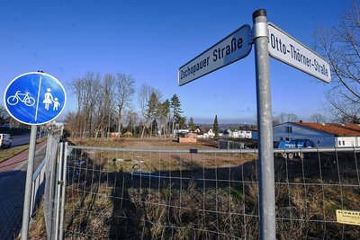 An der Ecke Zschopauer Straße/Otto-Thörner-Straße soll der neue Penny-Einkaufsmarkt in Adelsberg entstehen. Der alte Markt (im Bild rechts) wird abgerissen. 