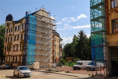 Zwei Häuser sind an der Wettinerstraße abgerissen worden. Die Giebel der benachbarten Gebäude wurden gesichert. Im kommenden Frühjahr gehen die Arbeiten auf der Fläche weiter.