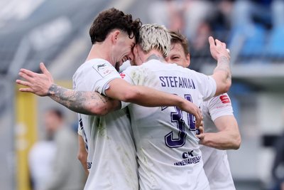 Führungstreffer für die Veilchen: Torschütze Marvin Stefaniak jubelt mit Luan Simnica (l.) und Moritz Seiffert (r.).