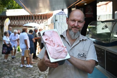 Sven Fochtmann, Inhaber der Scala Eismanufaktur in Sachsen, hat unter anderem Spitzstein-Sorbet im Sortiment.