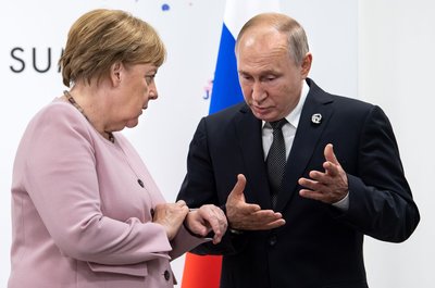 Altkanzlerin Merkel hält es für keine gute Idee, Ex-Regierungschefs mit Kremlchef Putin verhandeln zu lassen. (Archivbild)