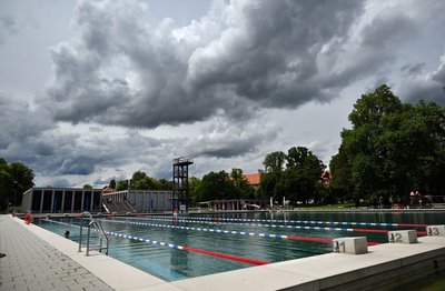 Kein Wetter für Badespaß: Auch am Wochenende wird es vor allem grau und regnerisch. (Symbolbild)