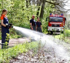 Die Jugendfeuerwehr Oberlungwitz half beim Bewässern im Landschaftsschutzgebiet Hirschgrund. 