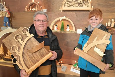 Rolf Aurich (l.) aus Pfaffenhain ist zuletzt Schwibbogen-König gewesen, und Toni Aurich aus Leukersdorf Schwibbogen-Prinz.
