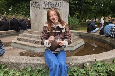 Maria (25) gab auf Tik-Tok den Anstoß für ein Treffen zum "Pudding-mit-der-Gabel"-Essen am Chemnitzer Schlossteich.