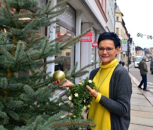 Janet Seidel hat nun einen Weihnachtsbaum vor ihrem Modegeschäft "Fashion In" an der Rochlitzer Straße in Mittweida stehen. Insgesamt 24 Bäumchen stehen in der Innenstadt und leuchten bei Dunkelheit. 