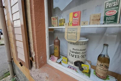 Im Schaufenster des ehemaligen Gelenauer Lebensmittelladens sind noch einige alte Produkte zu bestaunen.