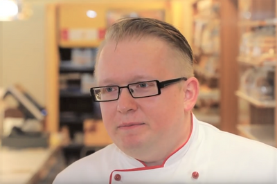 Obermeister Frank Seidel führt in Stollberg mit der Baumkuchenherstellung eine Familientradition fort.