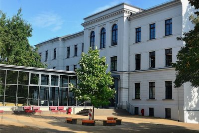 An der Friedrich-Gottlob-Keller-Oberschule in Hainichen gibt es eine Coronafall. Eine Klasse und mehrere Lehrer müssen zum Test und in Quarantäne, für die anderen Schüler läuft der Unterricht weiter. 