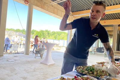Chef über Richtfest-Häppchen und bald auch den neuen Markt: Maximilian Höfer.