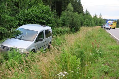 Der VW landete im Graben.