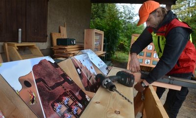 In der Holzwerkstatt Beerheide baut Forstwirt Silvio Heymann an einem informativen Spielelement für die Ameisenstraße. Foto: Joachim Thoß