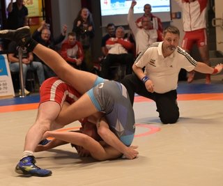 Schulterniederlage fürs Ringen? Die Landesliga - hier der Lugauer René Roth (l.) im Duell gegen den Pausaer Sid Wetzel - ist bis auf zwei Finalduelle abgebrochen worden. Für die Eichenkränze aus Lugau könnte sie dennoch sportlich positiv ausgehen: mit der Rückkehr in die Regionalliga. 