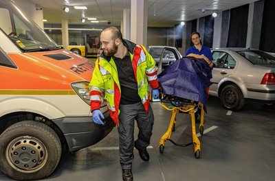 In der an ein Filmset erinnernden Simulationsanlage. Ramona Schumann, stellvertretende Ausbildungsleiterin, und ein Mitarbeiter spielen die Erstversorgung eines Unfallopfers durch - nach einem Unfall mit zwei Autos. Hinten ein Bus, in dem ebenfalls viele Szenarien bis hin zu einer Geburt durchgespielt werden können. 