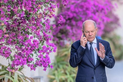 Bundeskanzler Olaf Scholz (SPD) telefoniert am Rande des Gipfeltreffens der G7-Staaten im italienischen Bari. Er müsse sein Handeln und seine Politik besser erklären, sagen viele in der SPD.