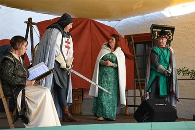 Darsteller des Miskus ließen Ritter Harras auferstehen.