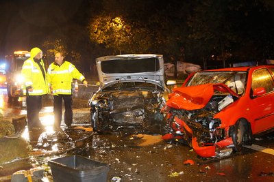 Vier Menschen wurden schwer verletzt. An den beiden Autos entstand Totalschaden.